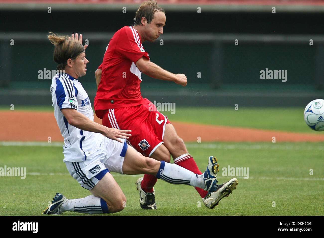 16 Agosto 2009: Justin Mapp del Chicago scontri a fuoco di spingere la sfera attraverso il Kansas City di Lance Watson. Il Chicago Fire sconfitto il Kansas City Wizards 2-0 a CommunityAmerica Ballpark in Kansas City, KS. (Credito Immagine: © Tyson Hofsommer/Southcreek globale/ZUMApress.com) Foto Stock