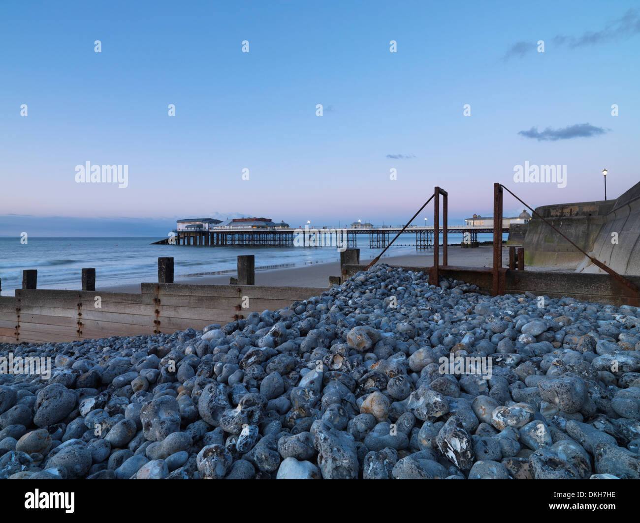 Un crepuscolo vista della spiaggia e il molo a Cromer, Norfolk, Inghilterra, Regno Unito, Europa Foto Stock