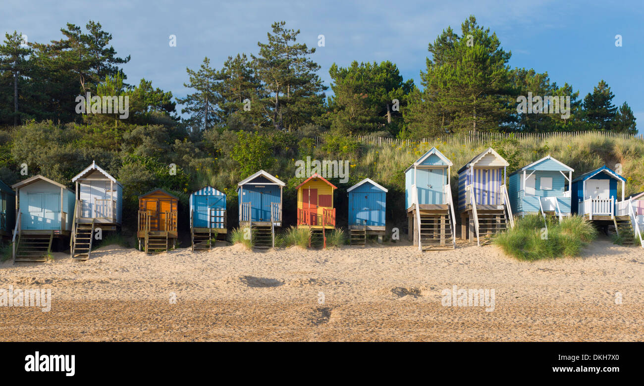 La pittoresca spiaggia di capanne a Wells accanto al mare, Norfolk, Inghilterra, Regno Unito, Europa Foto Stock