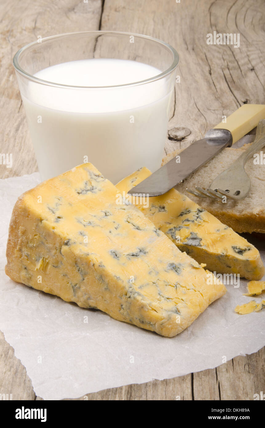 Formaggio blu, latte, pane fatto in casa e il coltello Foto Stock