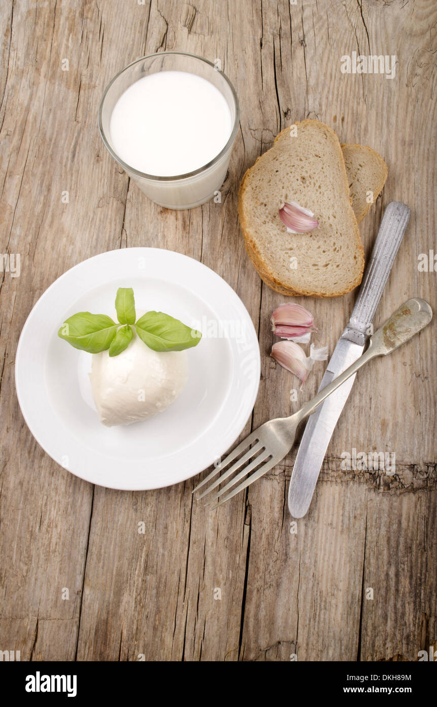 Mozzarella, pane, aglio e latte fresco Foto Stock