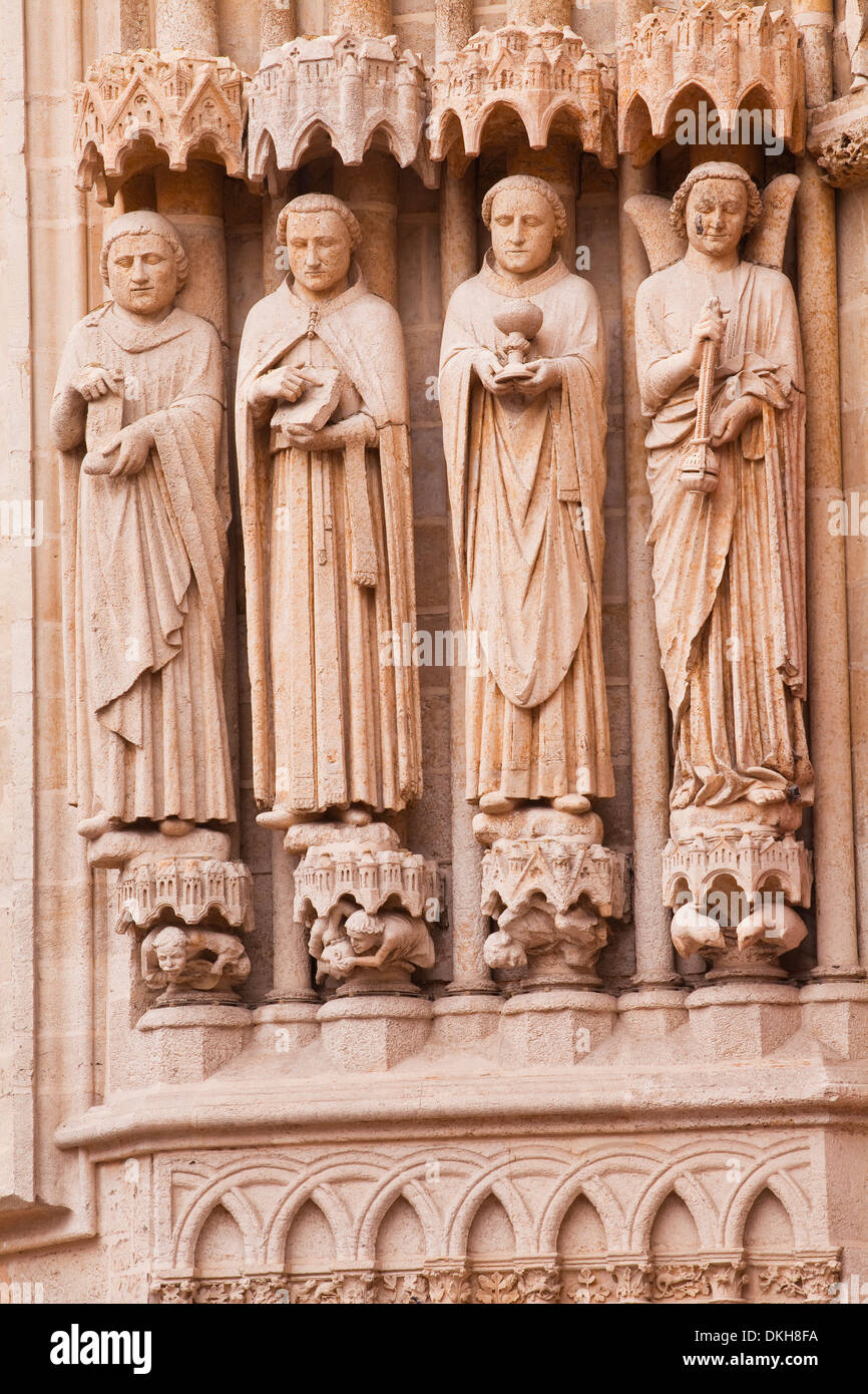 Le statue sulla facciata ovest della cattedrale di Notre Dame d'Cattedrale di Amiens, Sito Patrimonio Mondiale dell'UNESCO, Amiens, Somme Picardia, Francia, Europa Foto Stock