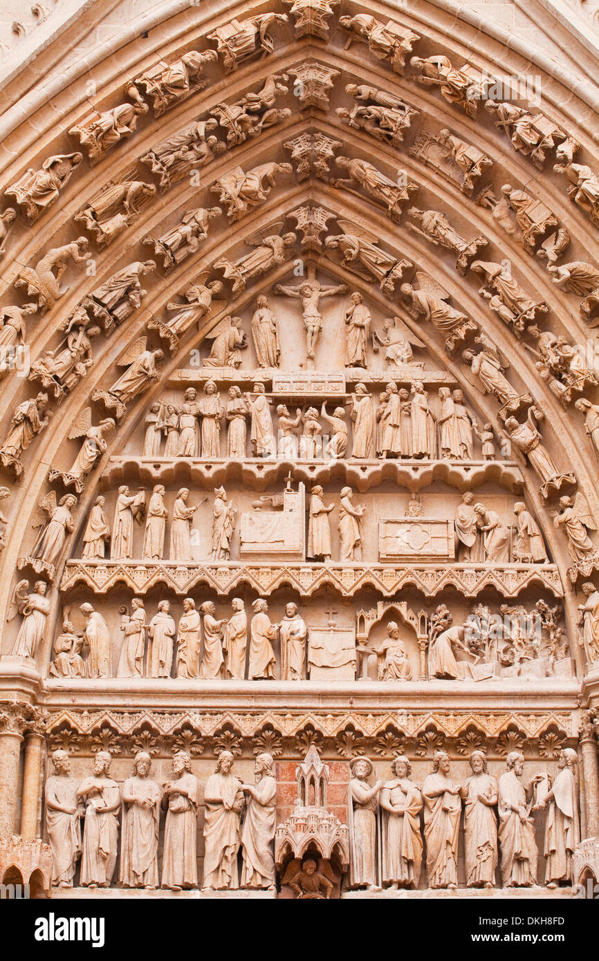 Statue del timpano di Notre Dame d'Cattedrale di Amiens, Sito Patrimonio Mondiale dell'UNESCO, Amiens, Somme Picardia, Francia, Europa Foto Stock
