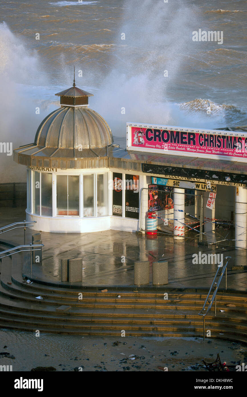 Cromer, Norfolk, Regno Unito. Il 6 dicembre 2013. Acque provenienti da una molla ad alta marea a 8.30am inondare il molo a Cromer in NORFOLK REGNO UNITO in il più forte mareggiata visto dal 1953 Credit: Tim James/Grigio/galleria Alamy Live News Foto Stock