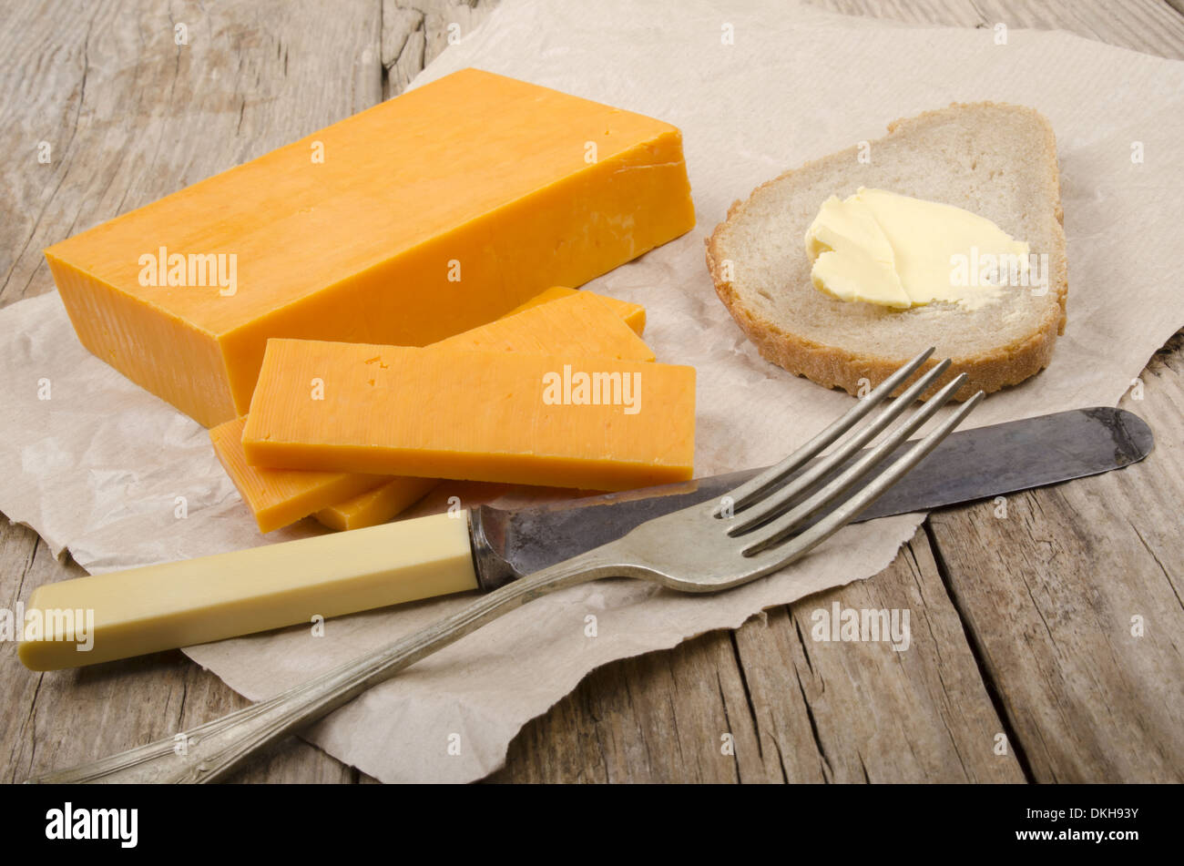 Irish maturare il formaggio cheddar con pane e burro Foto Stock