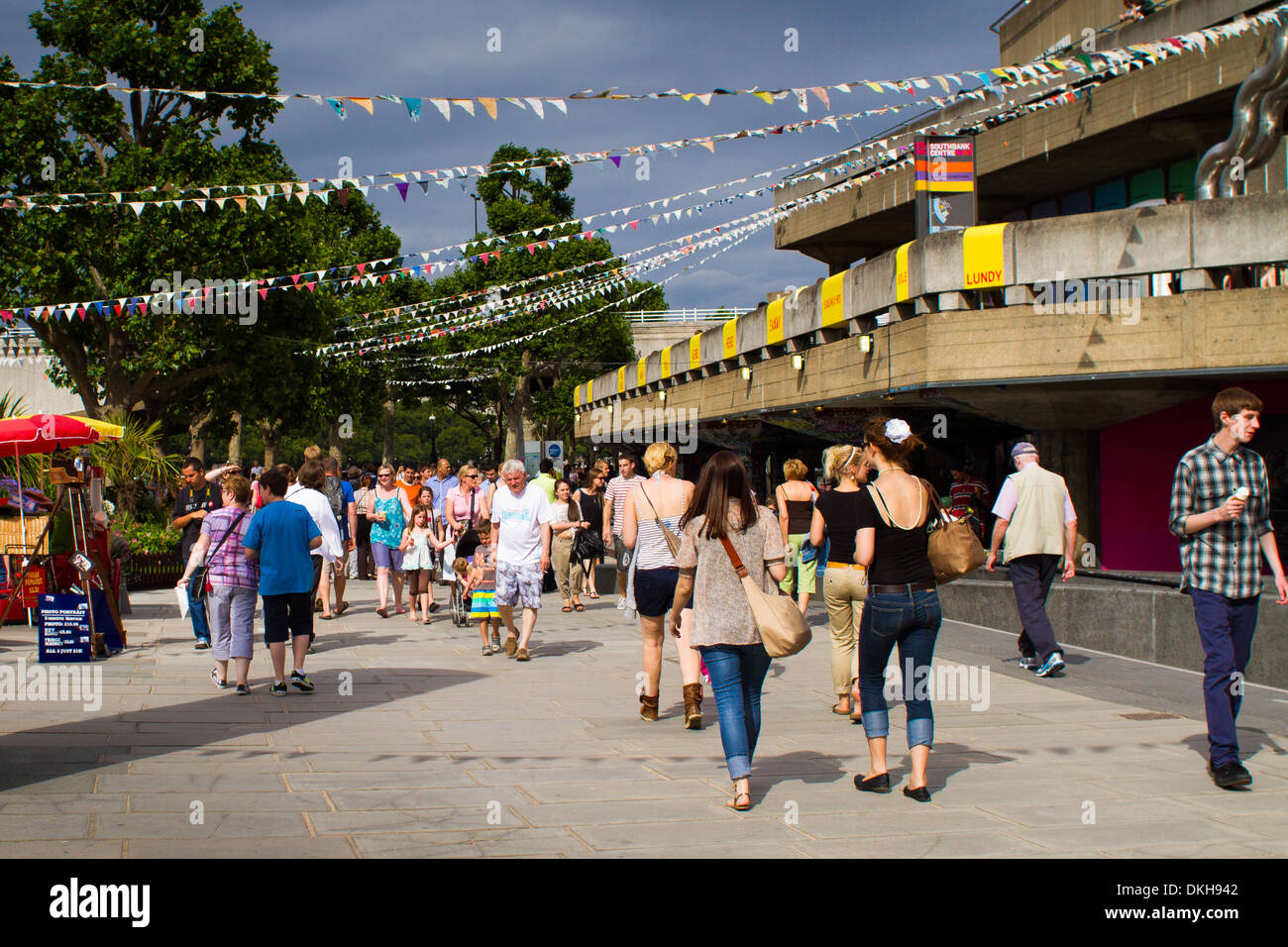 La folla passeggiando lungo Southbank di Londra su una giornata d'estate Foto Stock