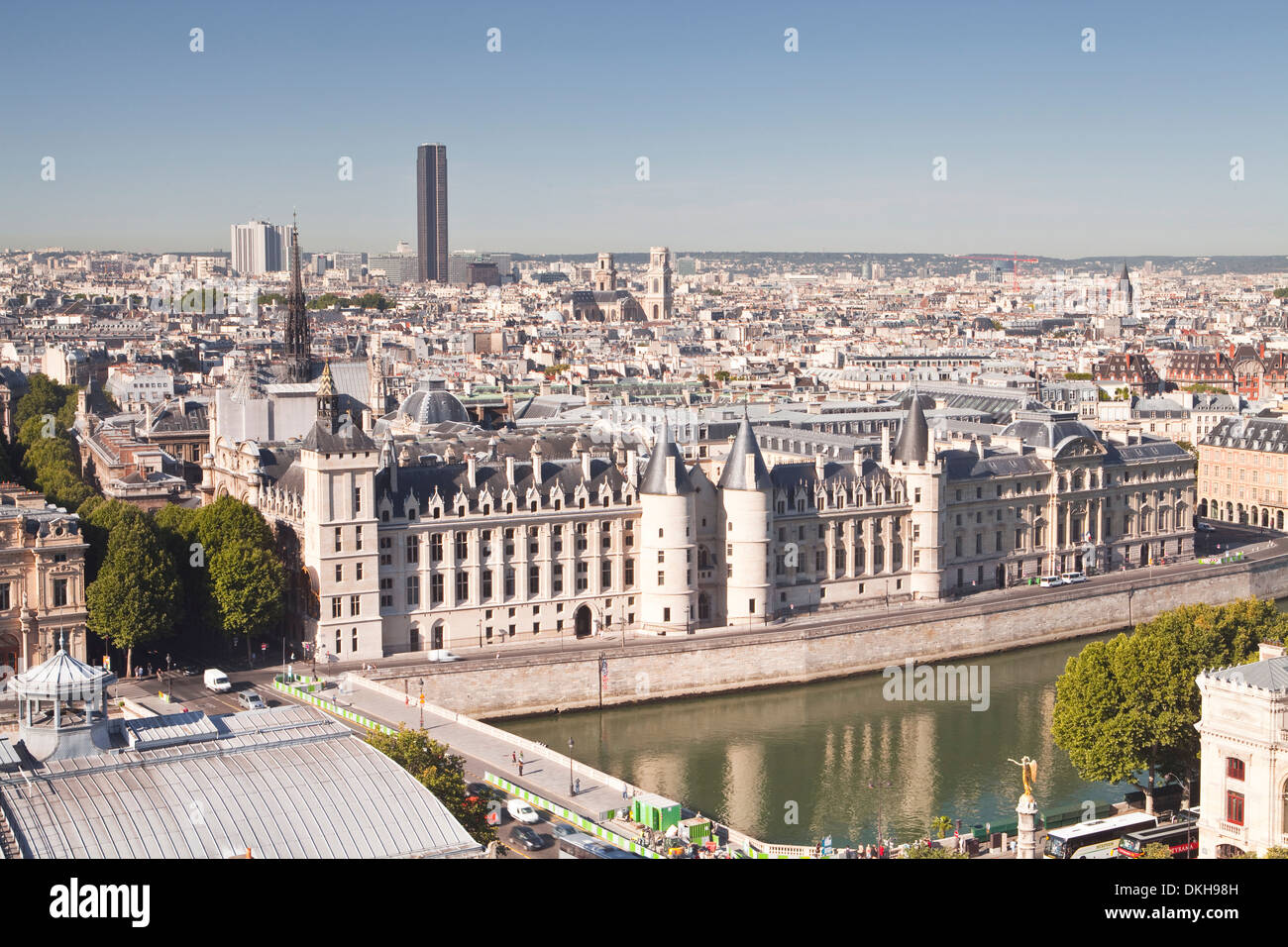 Guardando verso il basso sulla Conciergerie a Parigi, in Francia, in Europa Foto Stock