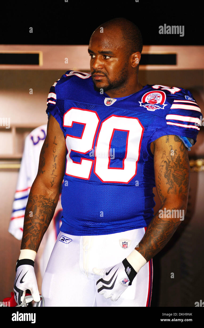 Buffalo Bills saftey Donte Whitner modelli questa stagioni cinquantesimo stagione celebrazione rifà Jersey giovedì notte a san John Fisher College di Rochester, NY (credito Immagine: © Michael Johnson/Southcreek globale/ZUMApress.com) Foto Stock