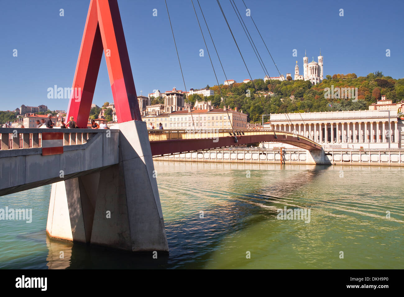 Passerelle du Palais de Justice oltre il Fiume Saone, il Palais de Justice in background, Lione, Rhone, Rhone-Alpes, Francia Foto Stock