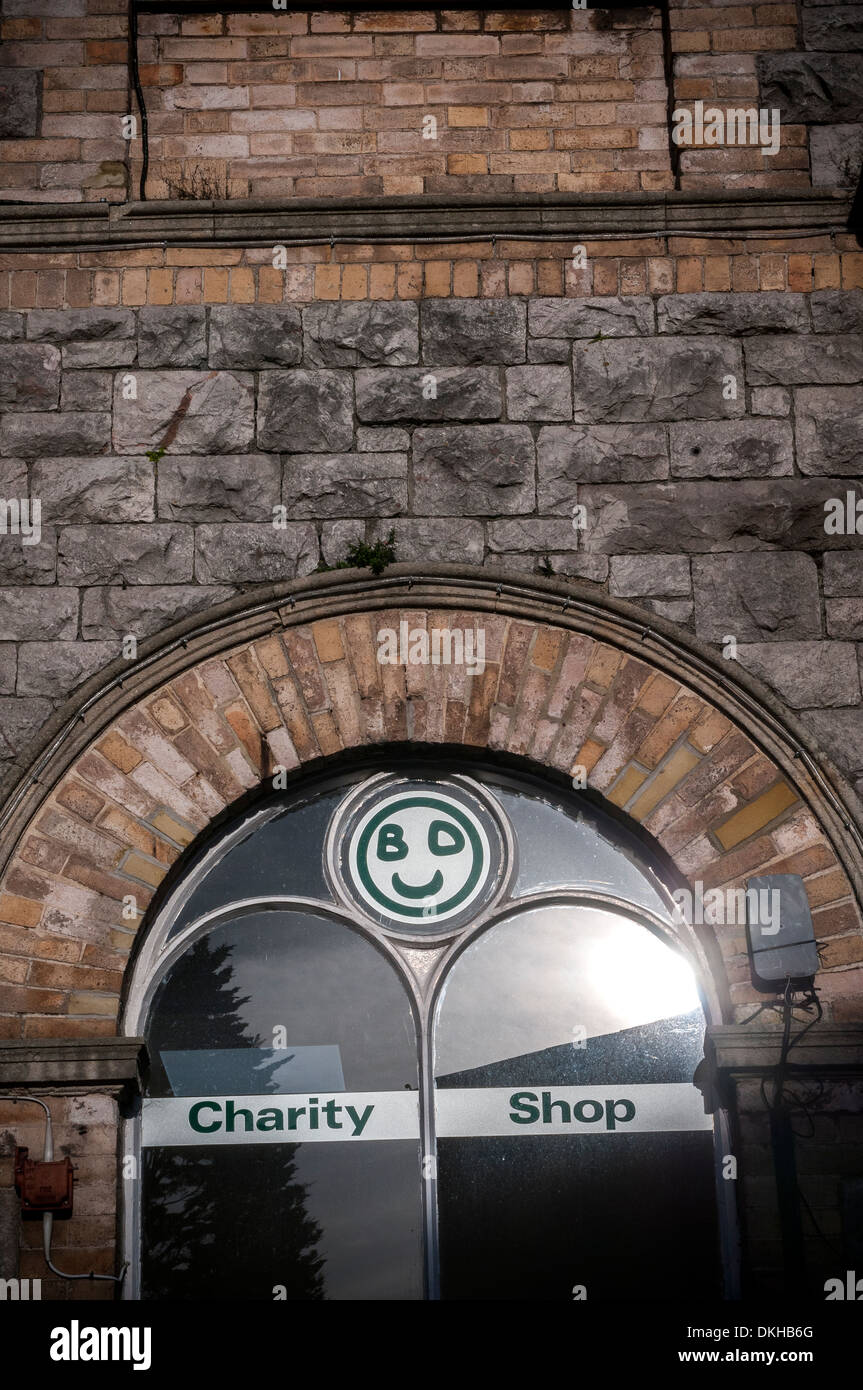 Negozio di carità, lo shopping, la parsimonia, store, usati, vendita, stallo affare, rack, tessuto, abito, baratto, all'aperto, mercato, abbigliamento, charit Foto Stock