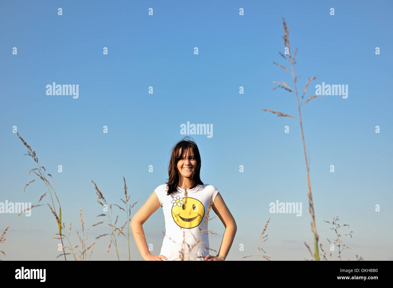 Felice giovane donna sorridente all'aperto Foto Stock
