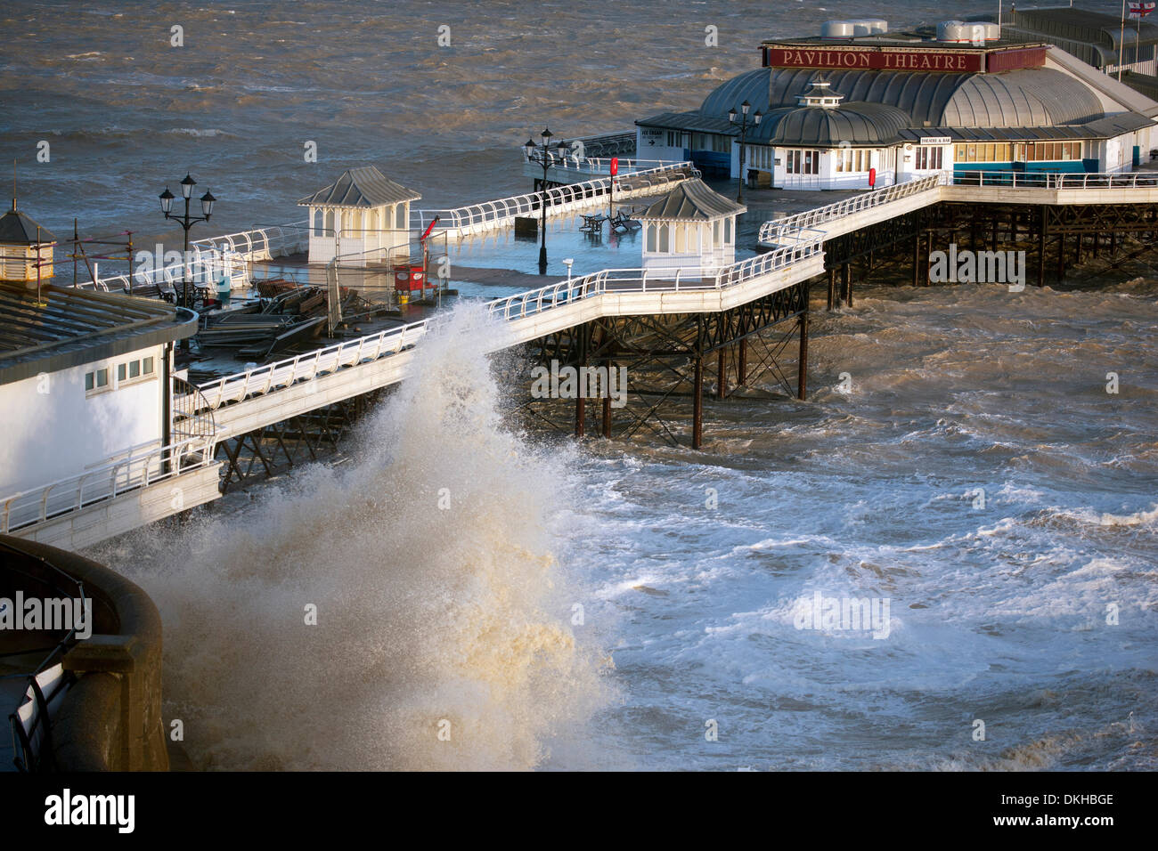 Cromer, Norfolk, Regno Unito. Il 6 dicembre 2013. Acque provenienti da una molla ad alta marea a 8.30am minacciano di inondare il molo a Cromer in NORFOLK REGNO UNITO in il più forte mareggiata visto dal 1953 Credit: Tim James/Grigio/galleria Alamy Live News Foto Stock