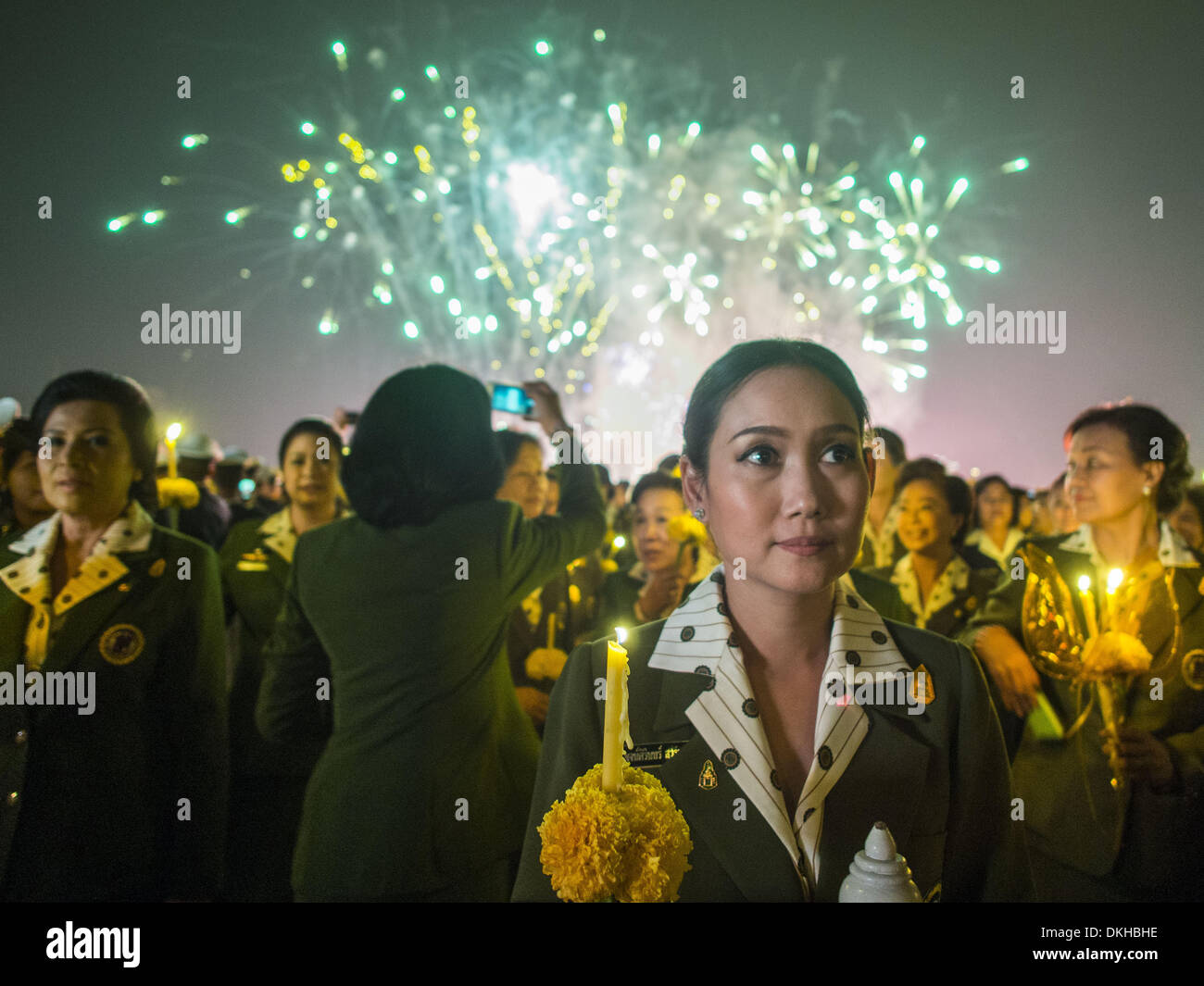 Dicembre 5, 2013 - Bangkok, Thailandia - Fuochi d'artificio si spegne mentre Thais Tenere candele in onore del re. Thais osservato il 86º compleanno del loro venerato re di Thailandia, re Adulyadej. Servizi a lume di candela sono state tenute in tutto il paese. La protesta politica che hanno afferrato Bangkok sono stati in attesa per il giorno, con i manifestanti tenendo loro osservanze della vacanza. (Credito Immagine: © Jack Kurtz/ZUMAPRESS.com) Foto Stock