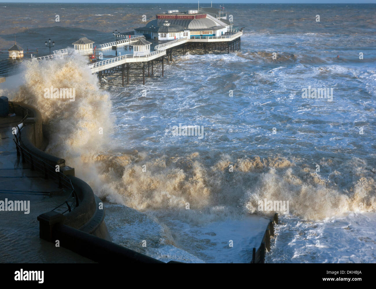 Cromer, Norfolk, Regno Unito. Il 6 dicembre 2013. Acque provenienti da una molla ad alta marea a 8.30am inondare il molo a Cromer in NORFOLK REGNO UNITO in il più forte mareggiata visto dal 1953 Credit: Tim James/Grigio/galleria Alamy Live News Foto Stock