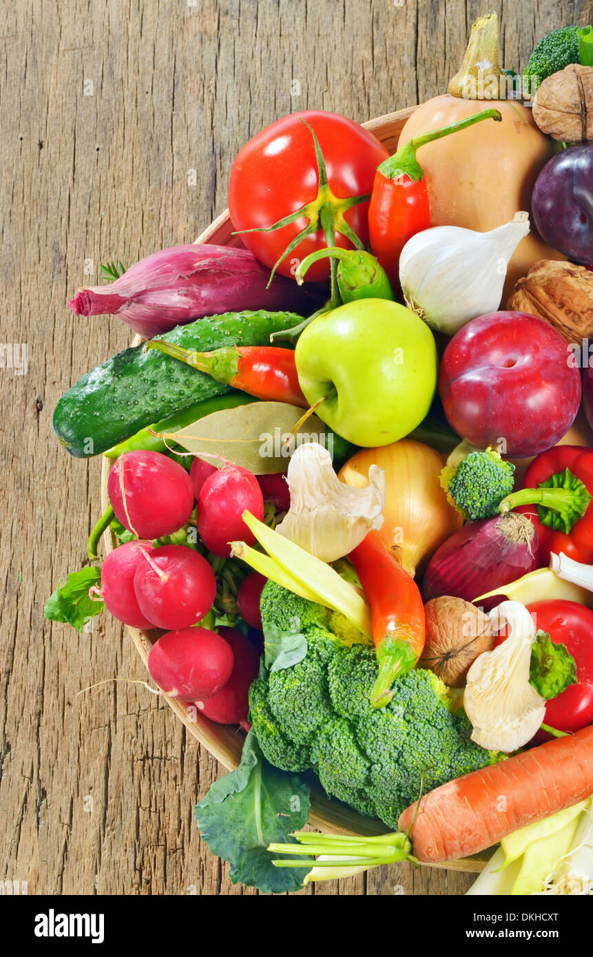 Frutta e verdura fresche in cesto sul tavolo di legno Foto Stock