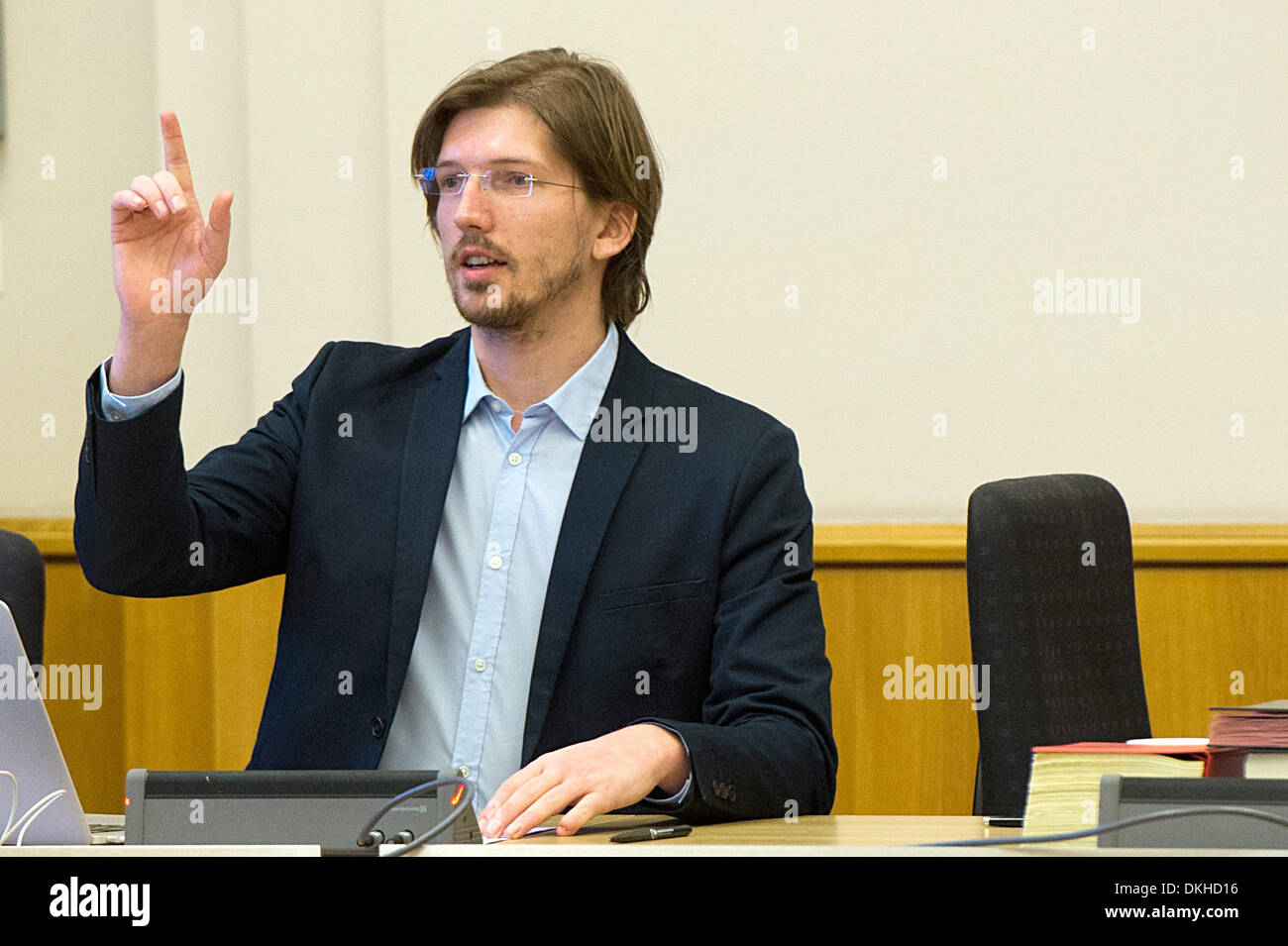 Il presidente del consiglio di inchiesta, Martin Delius (partito del pirata), si prepara per un'audizione del consiglio di amministrazione presso la casa di Berlino di rappresentanti di Berlino, Germania, 06 dicembre 2013. Il consiglio di inchiesta sta attualmente esaminando i motivi per i ritardi e i costi che esplodono di grandi progetti di costruzione di Berlino, il nuovo aeroporto. Foto: Maurizio Gambarini/dpa Foto Stock