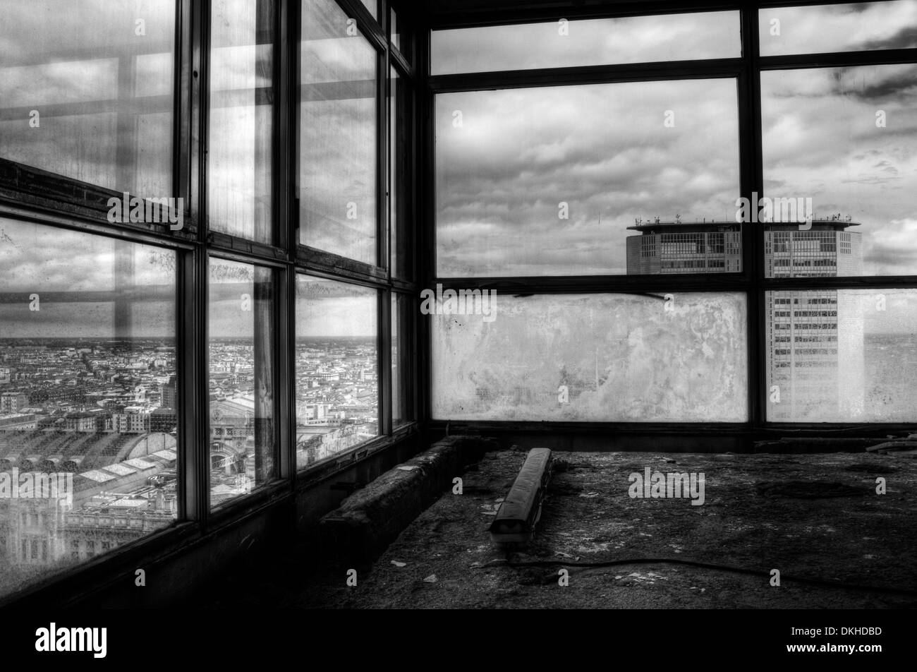 Panorama di Milano (Italia) visto da una finestra abbandonata grattacielo Foto Stock