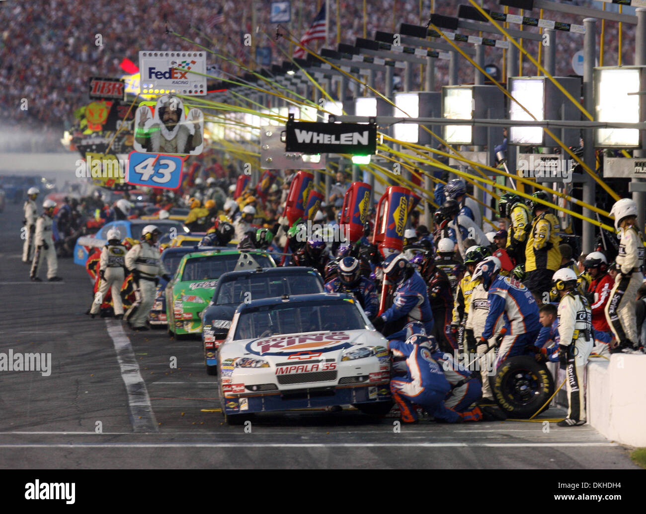 Tony Stewart porta il campo durante la prima tornata di pit-stop al NASCAR Coke Zero 400 gara sabato 4 luglio 2009 al Daytona International Speedway di Daytona Beach, FL. (Credito Immagine: © Don Montague/Southcreek globale/ZUMApress.com) Foto Stock