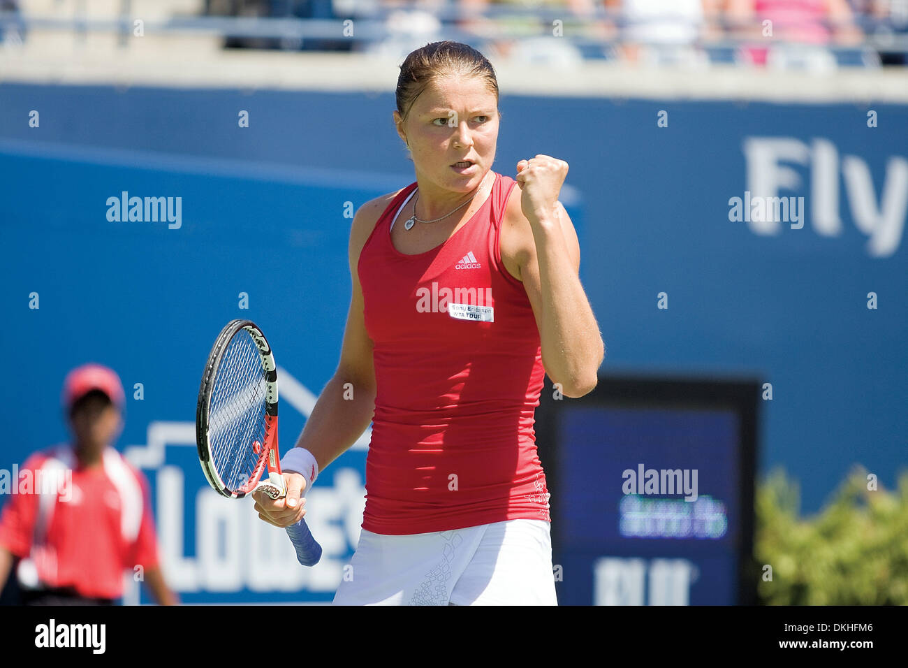 Dinara Safina della Russia reagisce dopo aver segnato un punto cruciale contro avversario Aravane Rezai. Razai tirato fuori un shocker sconfiggendo Safina in tre set, (3-6, 6-2, 6-4), presso il centro Rexall, York University di Toronto. (Credito Immagine: © Terry Ting/Southcreek globale/ZUMApress.com) Foto Stock