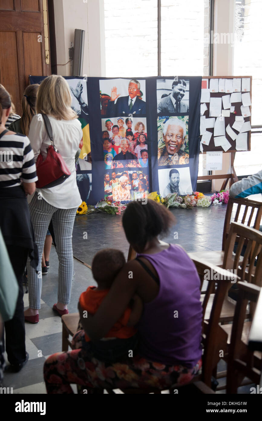 Cape Town , Sud Africa. Il 6 dicembre 2013. Libro di condoglianze e Memoriale di servizio di Nelson Mandela nella Cattedrale di St Georges Credito: M.Sobreira/Alamy Live News Foto Stock