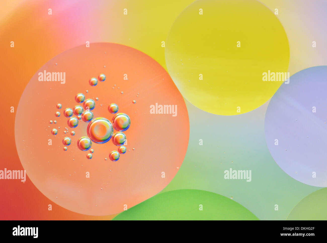 Close up di bolle colorate su sfondo colorato Foto Stock