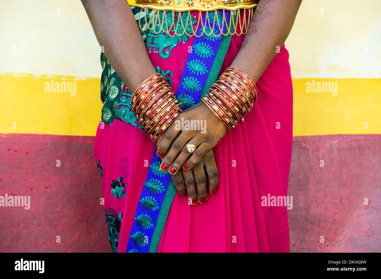 Rurale villaggio indiano sposa vestito in un sari colorati e gioielli in oro. Andhra Pradesh, India Foto Stock