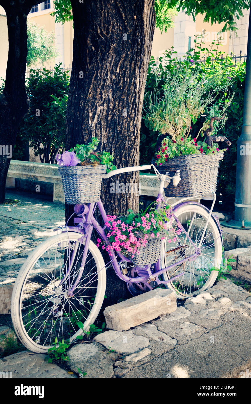 Vintage bicicletta con fiori in cesto Foto stock - Alamy