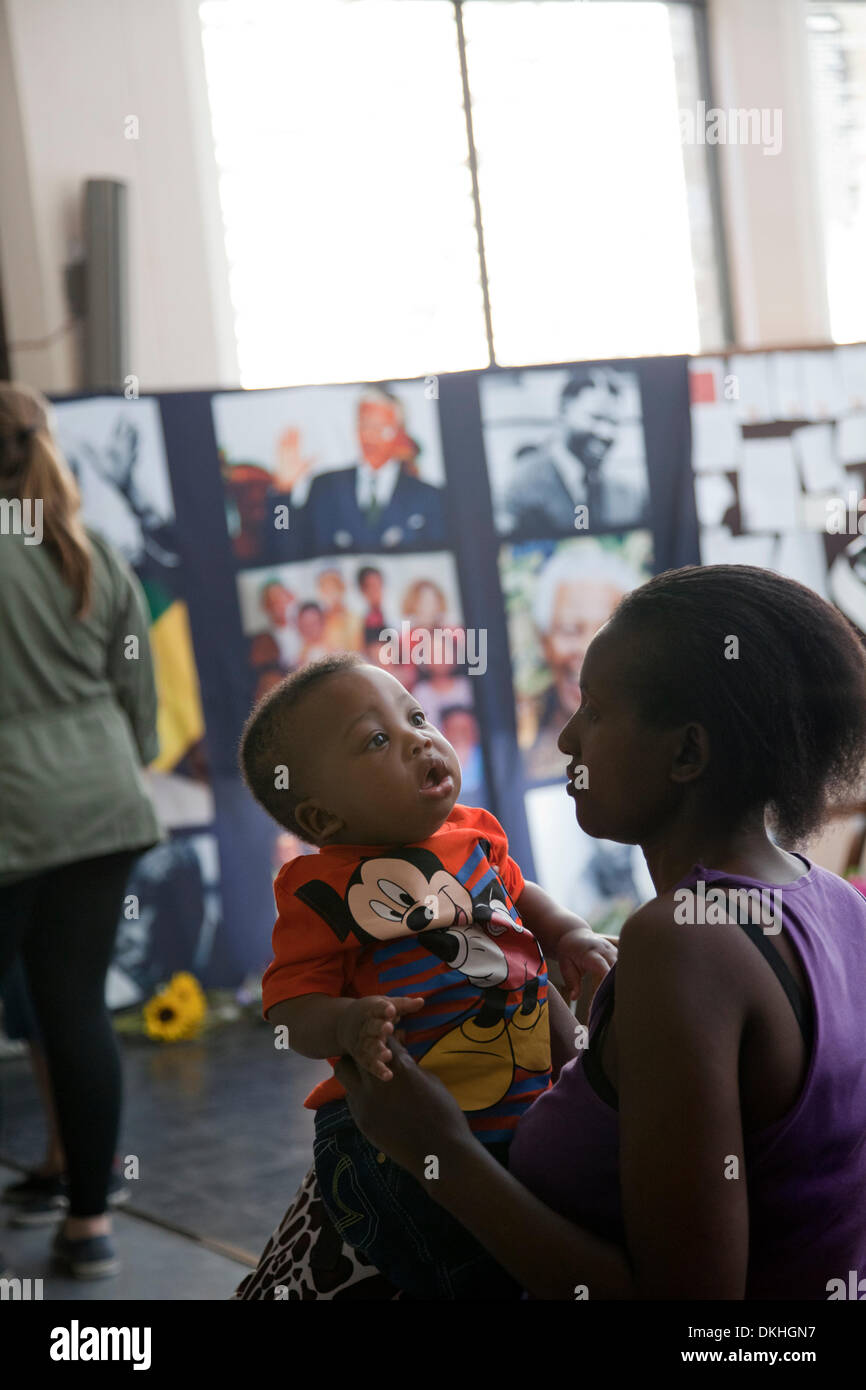 Cape Town , Sud Africa. Il 6 dicembre 2013. Libro di condoglianze e Memoriale di servizio di Nelson Mandela nella Cattedrale di St Georges Credito: M.Sobreira/Alamy Live News Foto Stock