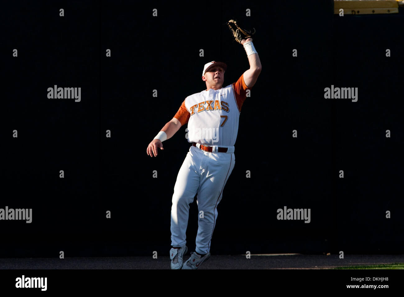 Giugno 24, 2009 - Omaha, NE, U.S - 24 Giugno 2009: Texas' Preston Clark #7 Si ritiene che le catture di una sfera di Mosca da CA della LSU Jared Mitchell #3 sulla linea di fuoricampo nella terza inning durante il gioco finale del 2009 College World Series a Rosenblatt Stadium, Omaha, Nebraska. (Credito Immagine: © Southcreek globale/ZUMApress.com) Foto Stock