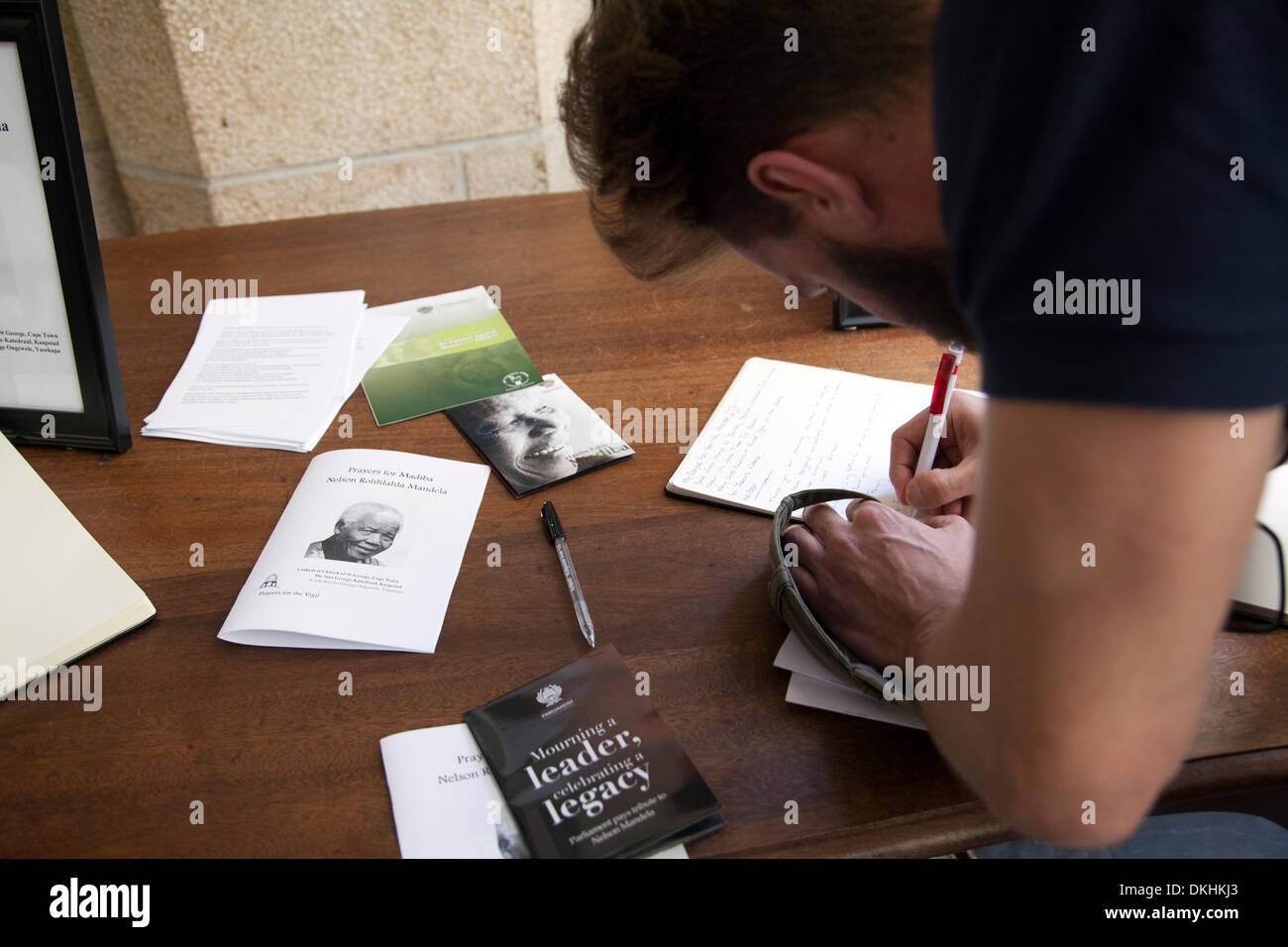 Cape Town, Sud Africa. 6 dicembre, 2013. Libro di condoglianze e Memoriale di servizio di Nelson Mandela nella Cattedrale di St Georges Credito: M.Sobreira/Alamy Live News Foto Stock