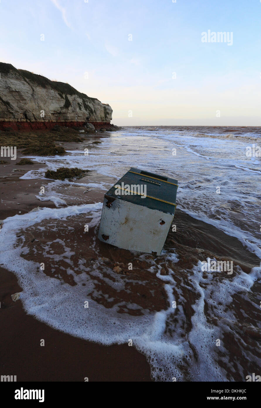 Old Hunstanton, Norfolk, Regno Unito. Il 6 dicembre 2013. I detriti cucciolate la spiaggia la mattina dopo i maggiori picchi di marea in 60 anni presso Old Hunstanton sulla costa di Norfolk. Credito: Stuart Aylmer/Alamy Live News Foto Stock