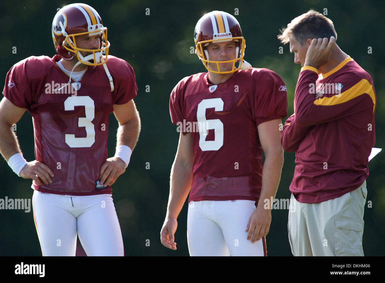 1 agosto 2009 - ASHBURN, Virginia, Stati Uniti d'America - 01 agosto 2009: Washington Redskins Head Coach Jim Zorn con Hunter Smith (3) e Shaun Sulsham (6) durante la Washington Redskins 2009 training camp a Redskins Park in Ashburn,Virginia (credito Immagine: © Southcreek globale/ZUMApress.com) Foto Stock