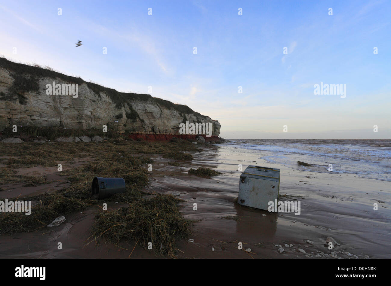 Old Hunstanton, Norfolk, Regno Unito. Il 6 dicembre 2013. I detriti cucciolate la spiaggia la mattina dopo i maggiori picchi di marea in 60 anni presso Old Hunstanton sulla costa di Norfolk. Credito: Stuart Aylmer/Alamy Live News Foto Stock