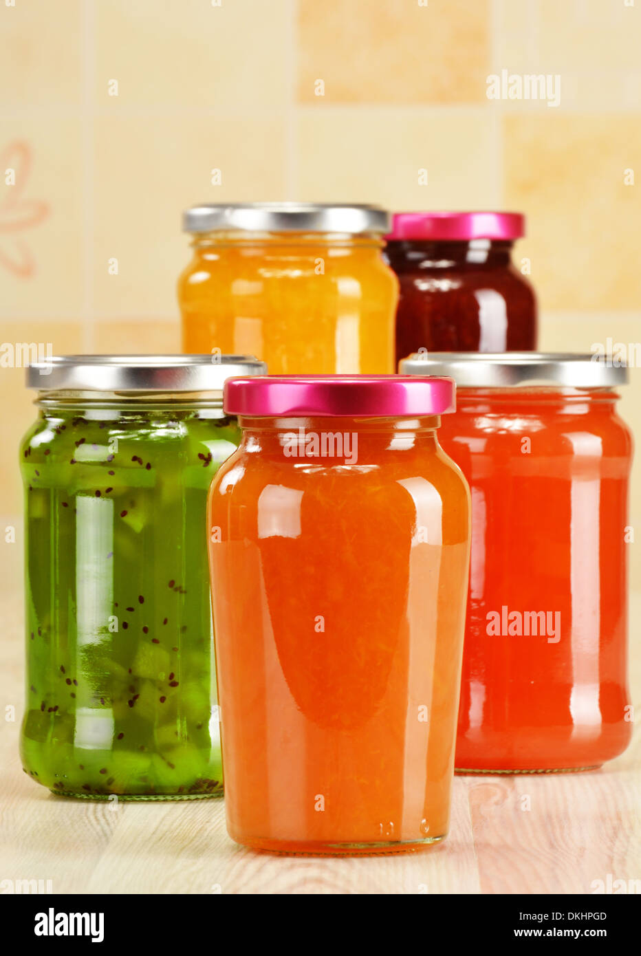 Composizione con vasetti di marmellate fruttato in cucina Foto Stock