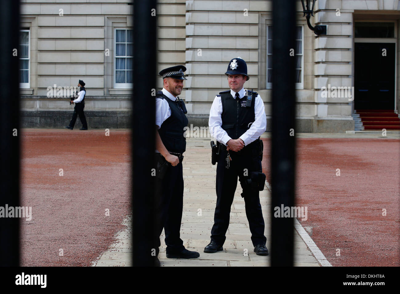 Polizia britannica fuori Buckingham Palace a Londra, Gran Bretagna. Foto Stock