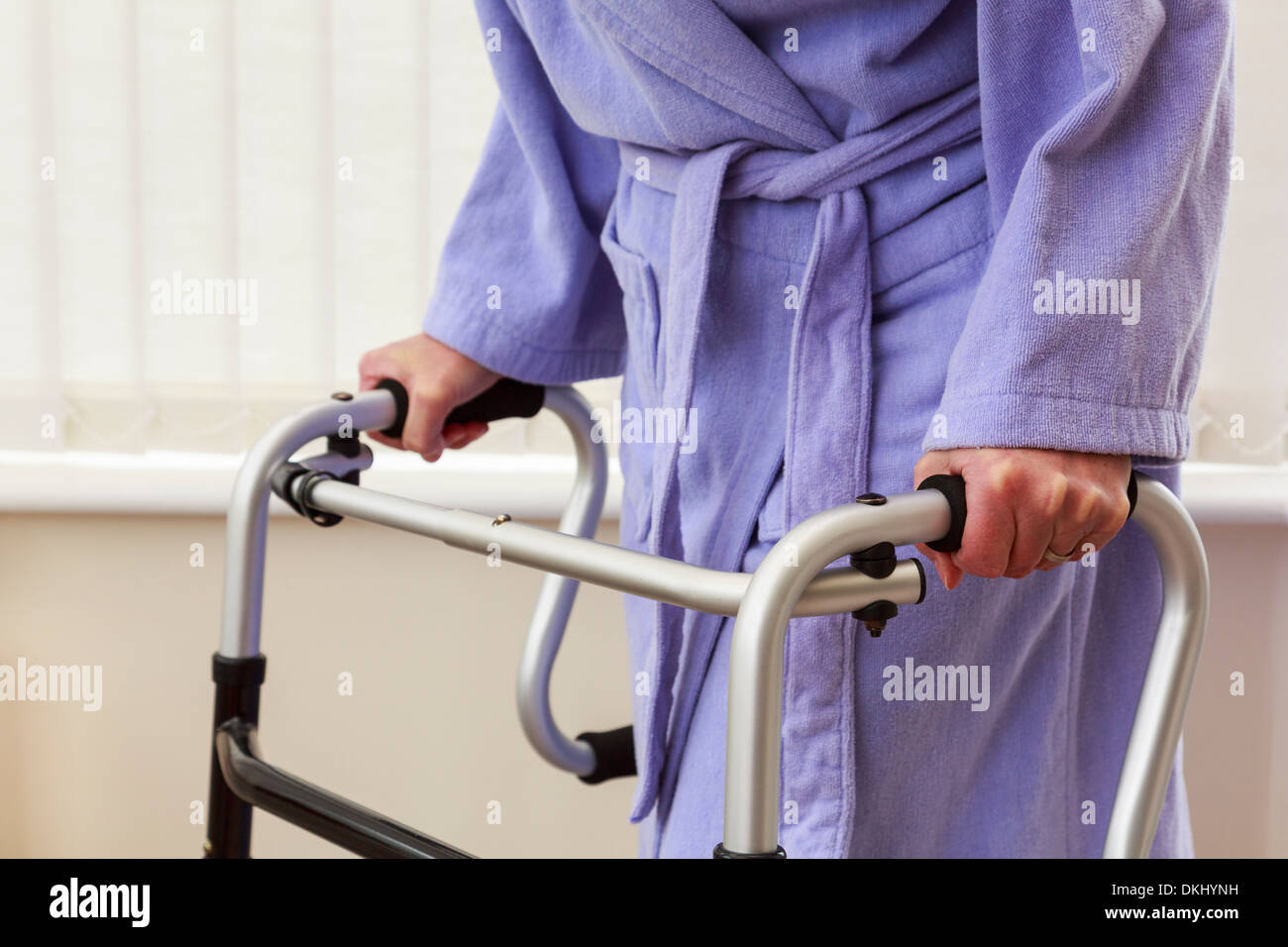 Anziana donna senior persona anziana mano azienda utilizzando un zimmer camminatore del telaio o carrello di supporto per camminare in una casa. Inghilterra Regno Unito Gran Bretagna Foto Stock