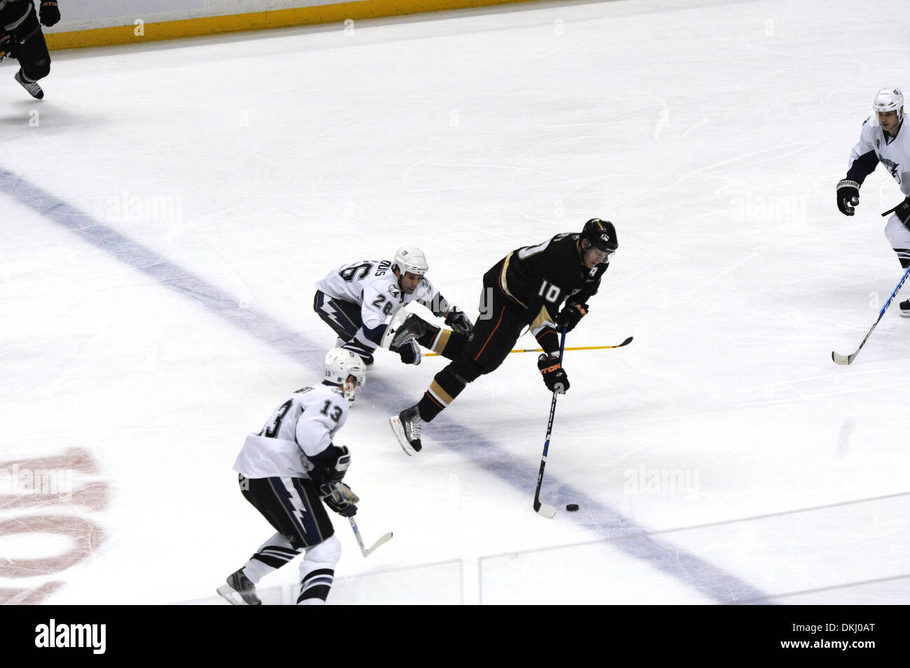 Nov 19, 2009 - Anaheim, California, Stati Uniti d'America - NHL Hockey - Corey Perry, MARTIN ST LOUIS, ALEX TANGUAY - Anaheim Ducks Beat the Tampa Bay Lightning 4 a 3 le ore di lavoro straordinario. (Credito Immagine: © Scott Mitchell/ZUMA Press) Foto Stock