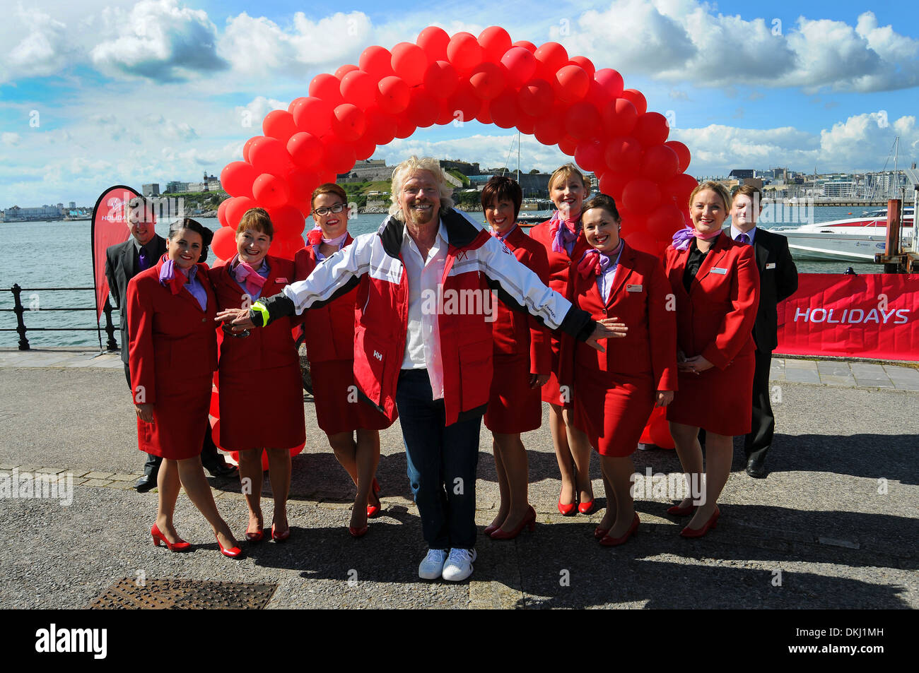 Il boss Virgin Richard Branson è accolto favorevolmente indietro a Plymouth a bordo della Virgin Atlantic Challenger II. Foto Stock