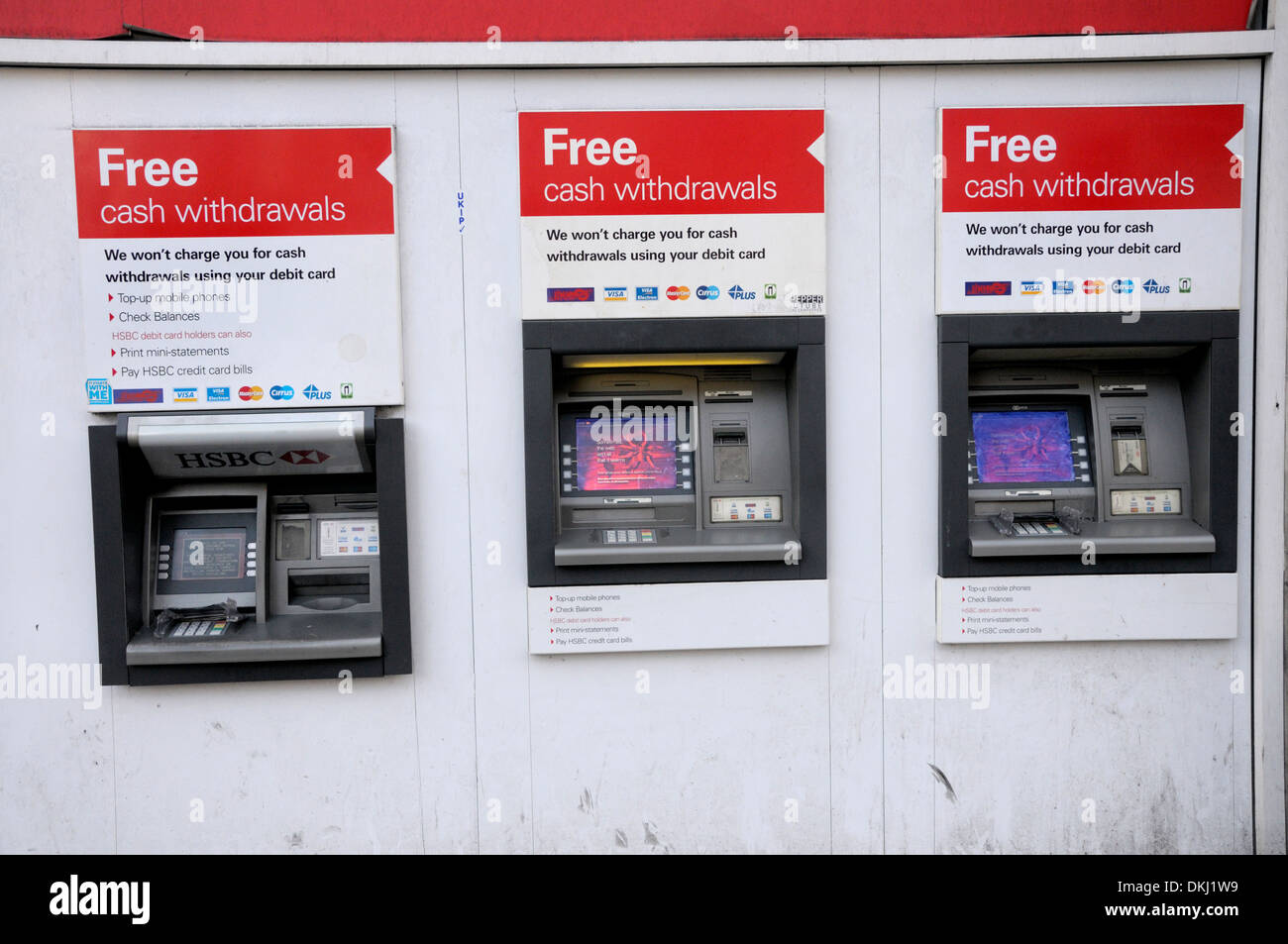 Londra, Inghilterra, Regno Unito. Fila di distributori automatici di contante offrendo gratuitamente i prelievi di contanti Foto Stock