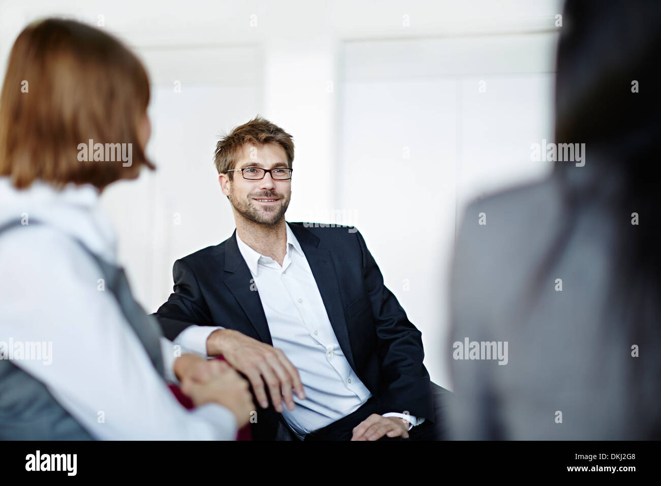 La gente di affari di parlare in ufficio Foto Stock