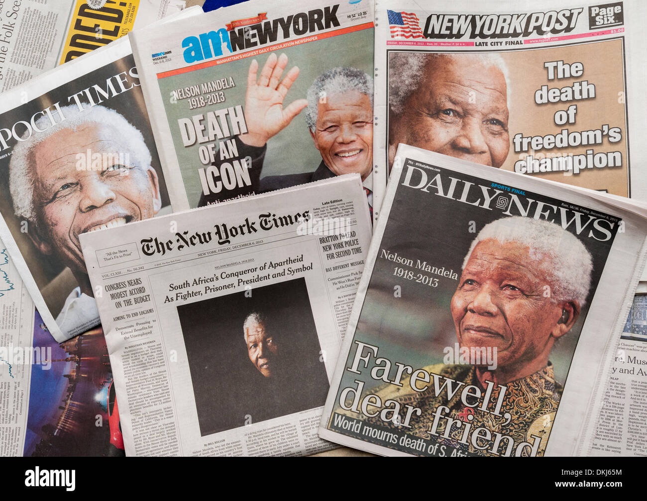 NY, NY, Stati Uniti d'America. 6 dicembre, 2013. Quotidiano di New York copre il Venerdì, 6 dicembre 2013 Relazione sulla morte del sud africana dei diritti civili attivista Nelson Mandela all'età di 95. Credito: Richard Levine/Alamy Live News Foto Stock