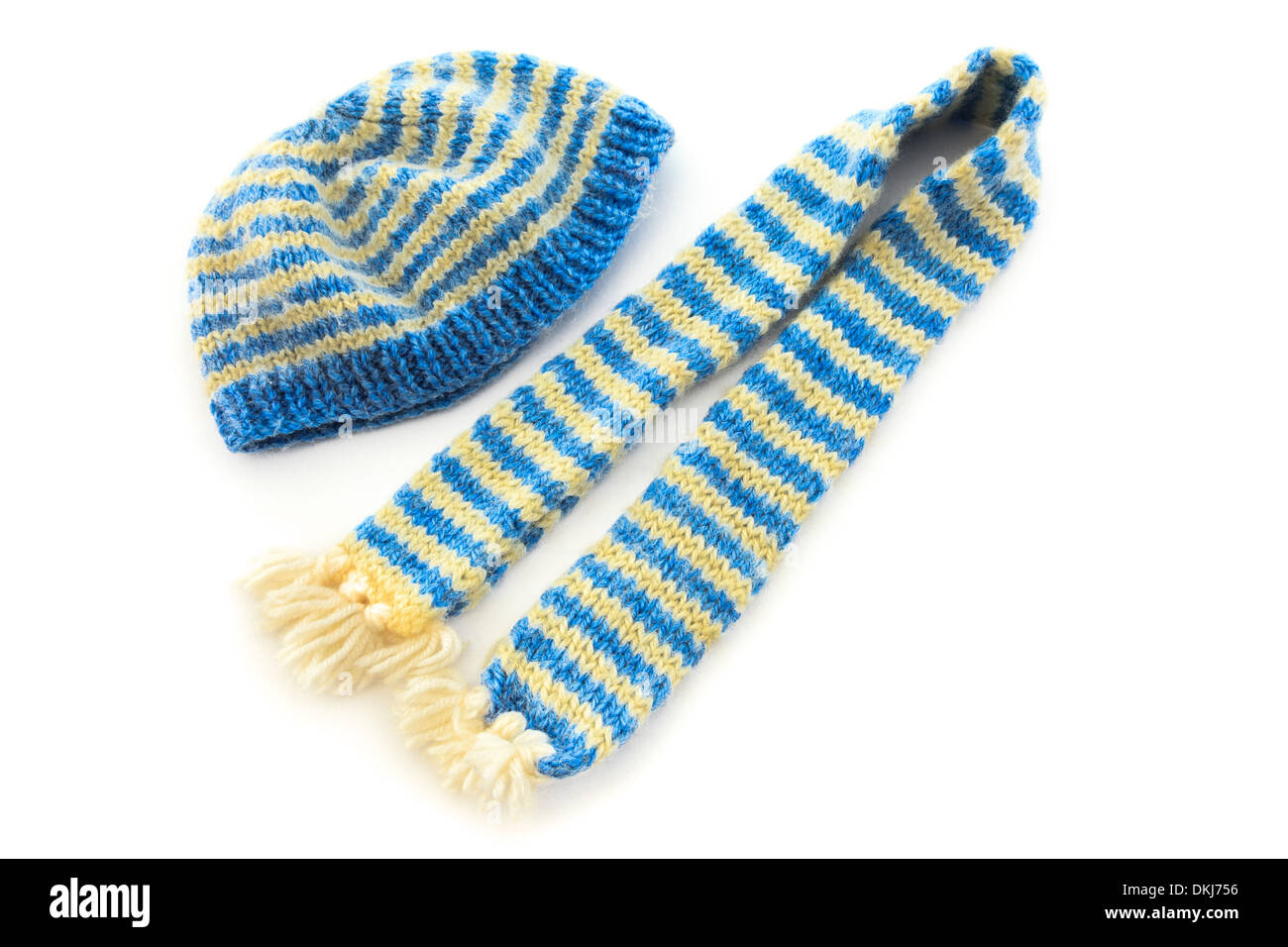 A strisce blu e gialle in maglia a mano wooly sciarpa e matching hat isolato su uno sfondo bianco Foto Stock