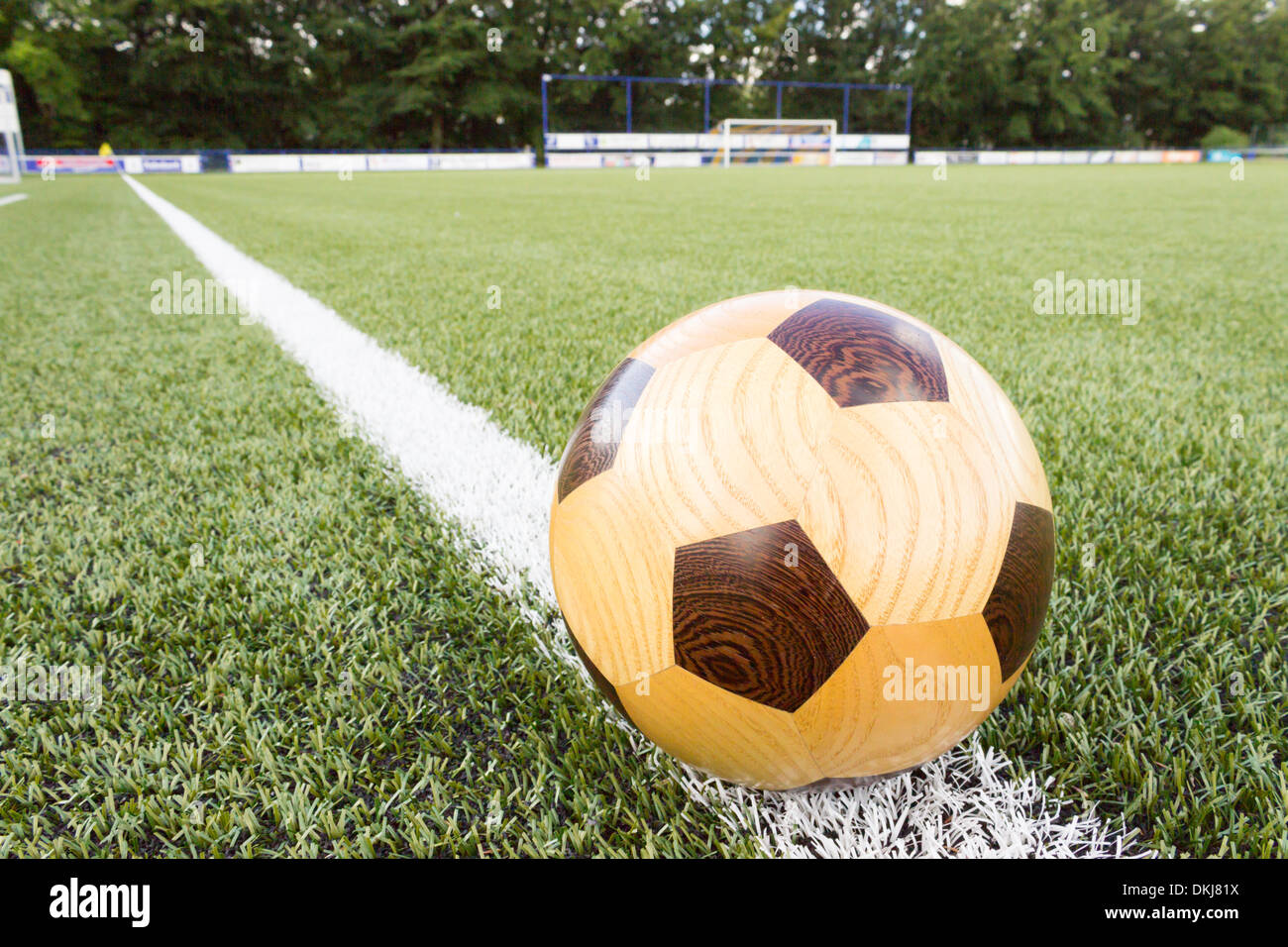Il calcio in legno giacente su marginale di un campo di calcio Foto Stock