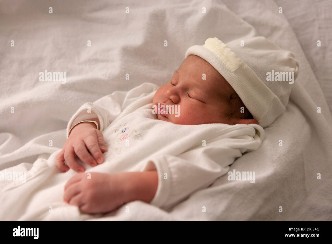 Neonato, due ore vecchie, con tappo in ospedale Foto Stock