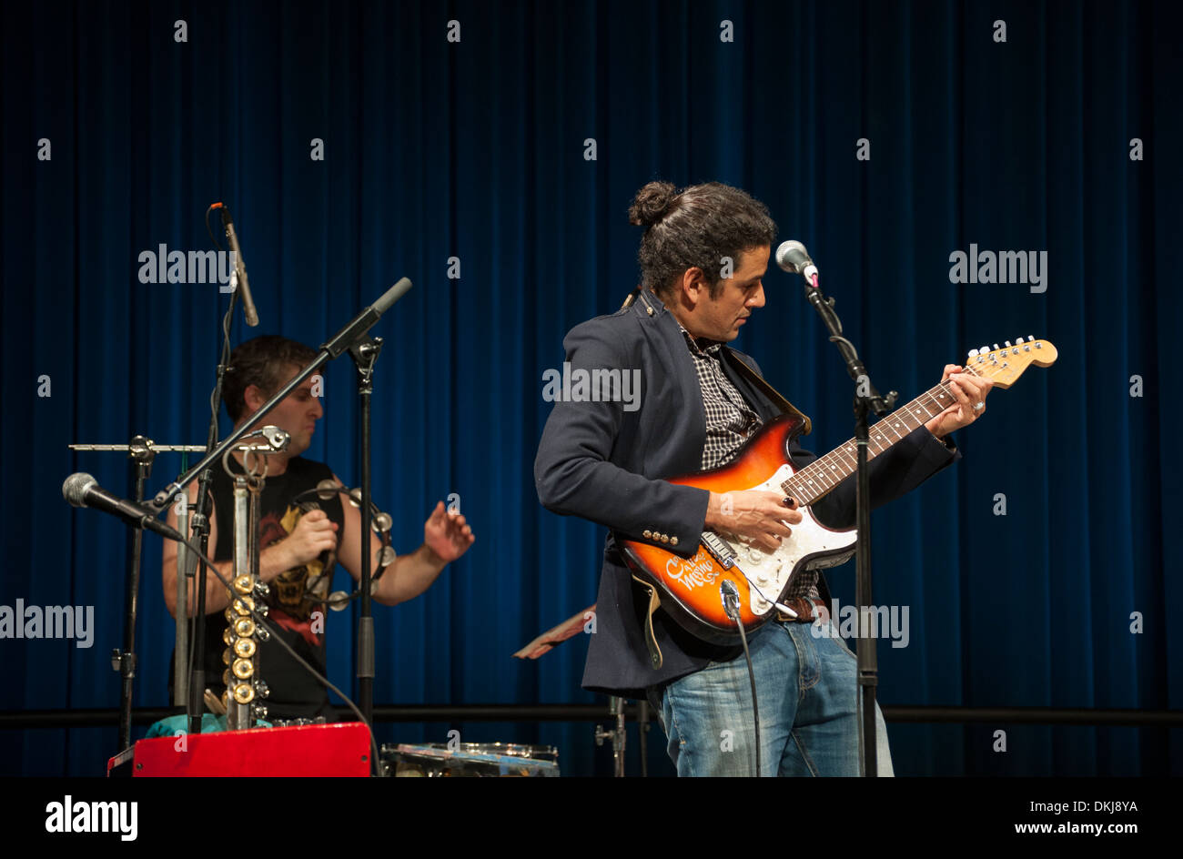 Fausto Palma giocando con DeLeon, un indie band che esegue la tradizionale musica sefarditi, presso il giardino d'inverno a Manhattan. Foto Stock