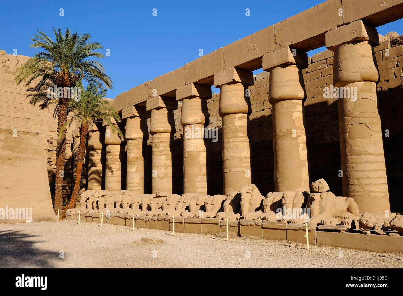 Colonnato e fila di Sphinx in grande corte - Tempio di Karnak Luxor Egitto Foto Stock