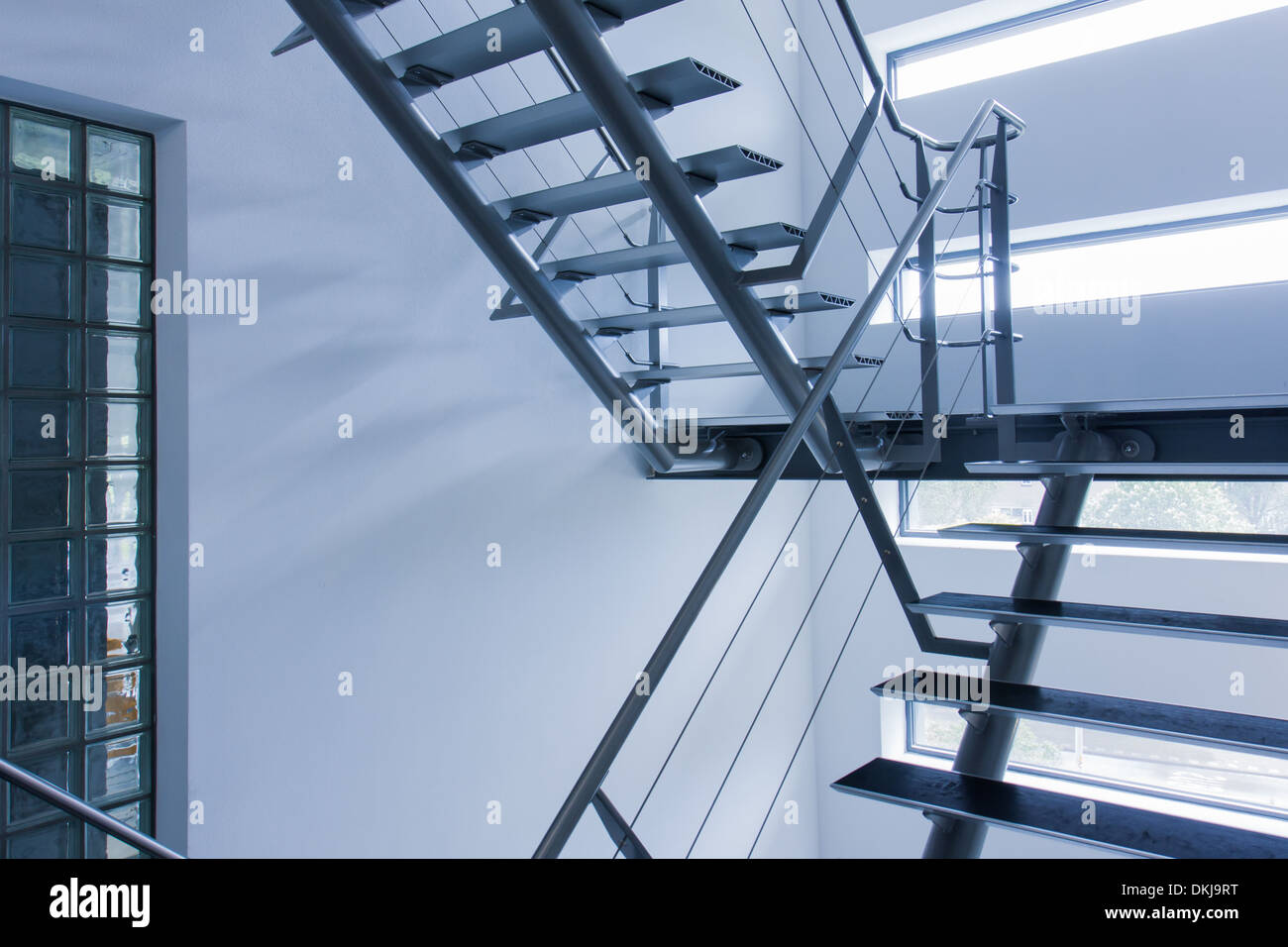 Uscita di emergenza da una rampa di scale in un edificio moderno Foto Stock