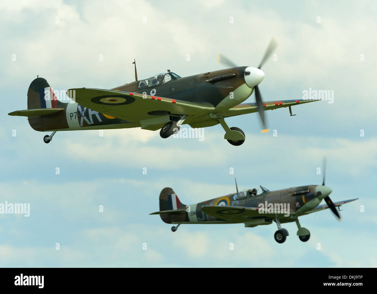Coppia di Supermarine spitfires prendendo il largo a Duxford Air show UK.Settembre 2012 Foto Stock