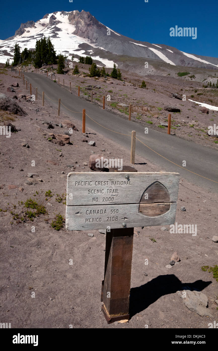 OREGON - Segno segnando il Pacific Crest National Scenic Trail a Timberline sport invernali sul Monte Cofano. Foto Stock