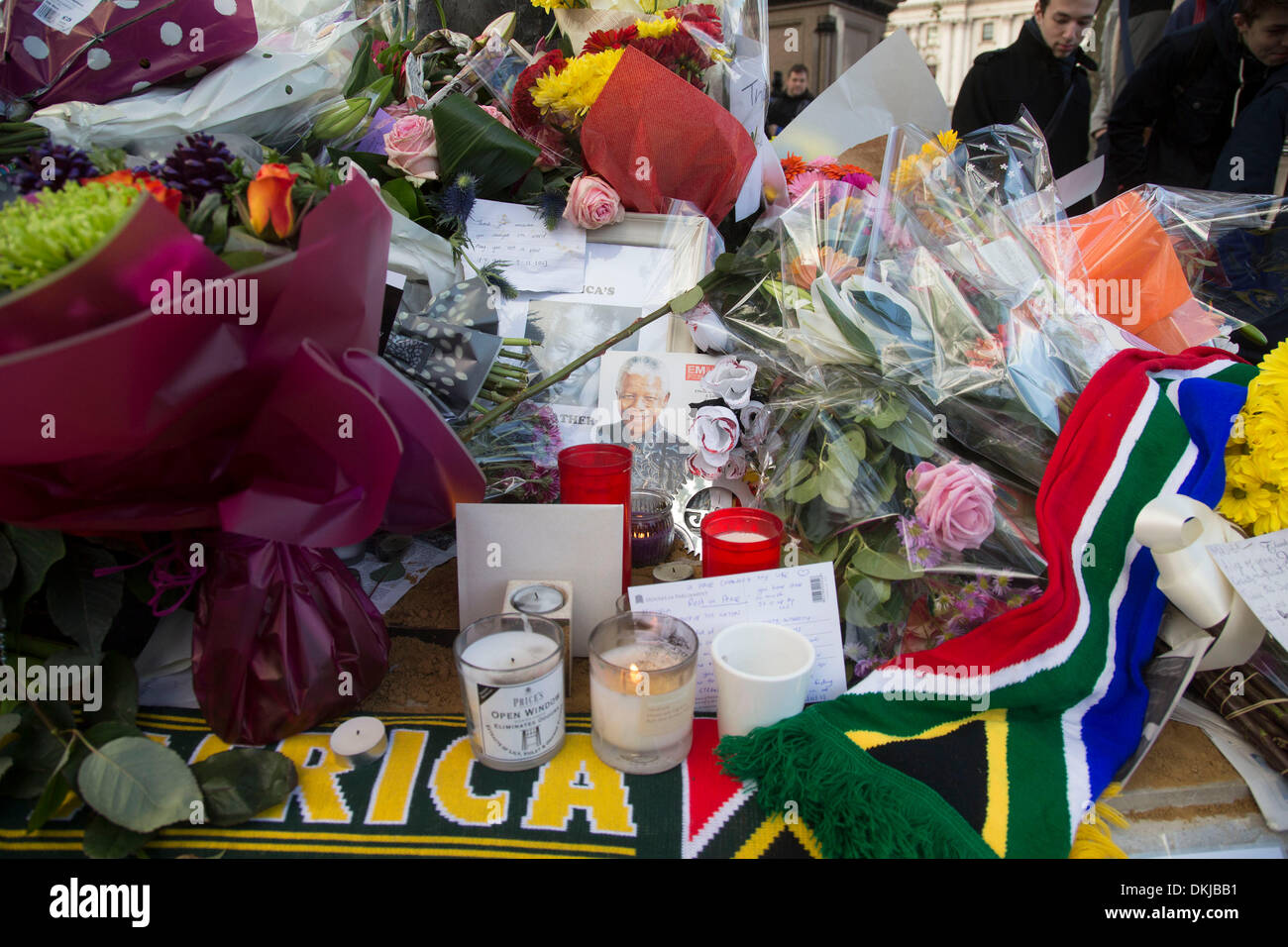 Londra, Regno Unito il 6 dicembre 2013: fiori e note in piazza del Parlamento per rendere omaggio alla statua dell ex leader sudafricano e anti-apartheid ANC diruttori Nelson Mandela, che sono morti di età compresa tra i 95 il 5 dicembre 2013. Credito: Michael Kemp/Alamy Live News Foto Stock